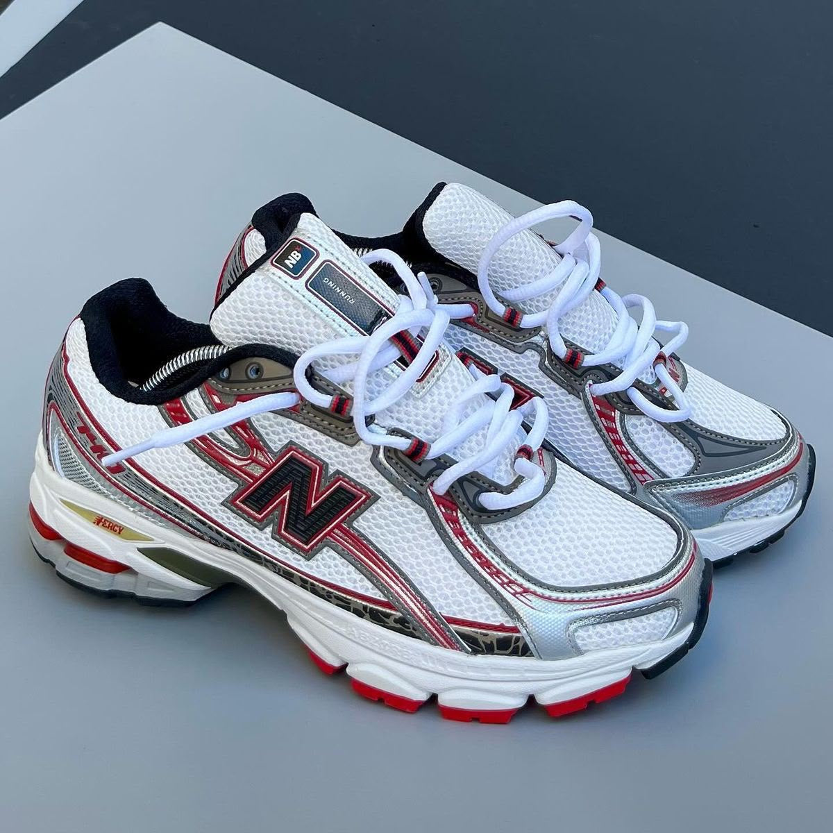 New Balance 740 Authentique